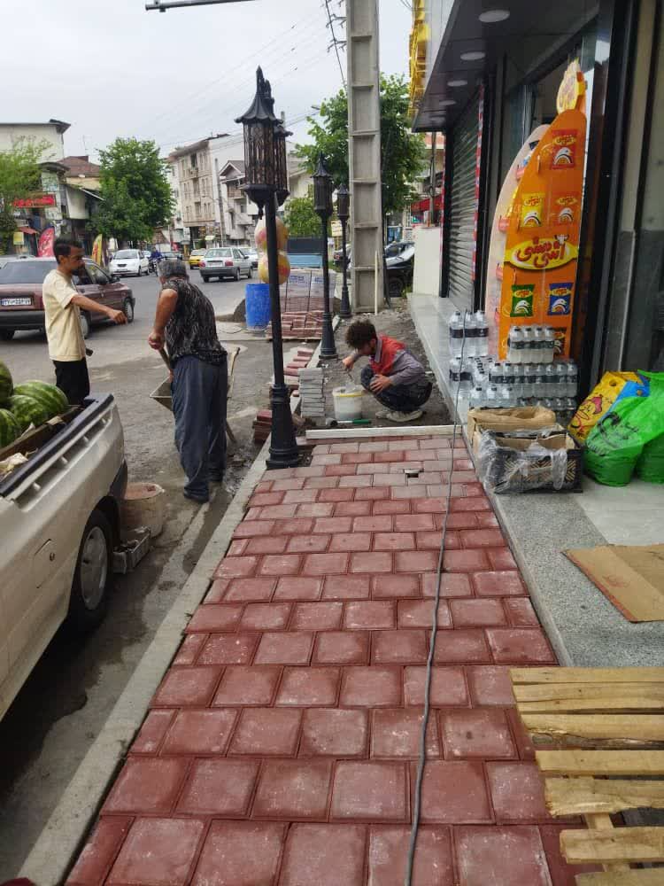 به دستور مدیریت شهری  پیاده رو سازی خیابان بهشتی جنب ایستگاه جواهرده در راستای خدمات رسانی و تسهیل عبور و مرور شهروندان در معابر در حال اجرا می باشد.
